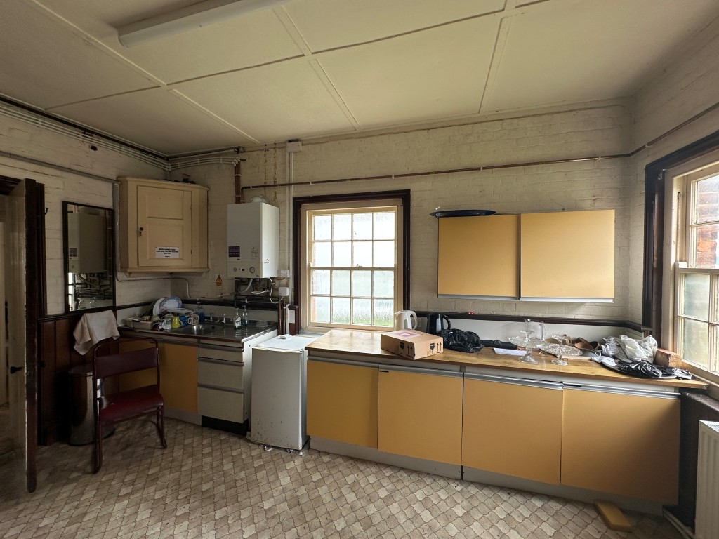 Lot: 24 - TWO DETACHED BUILDINGS WITH POTENTIAL - Kitchen